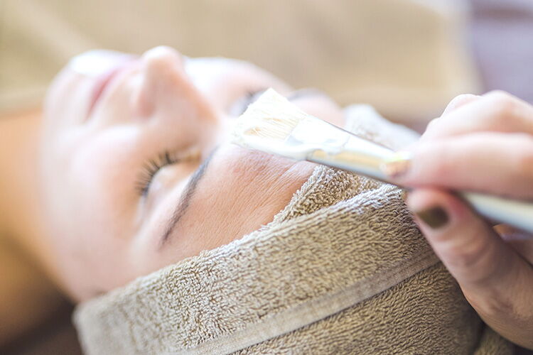 Gast bei Gesichtsbehandlung in der Beauty